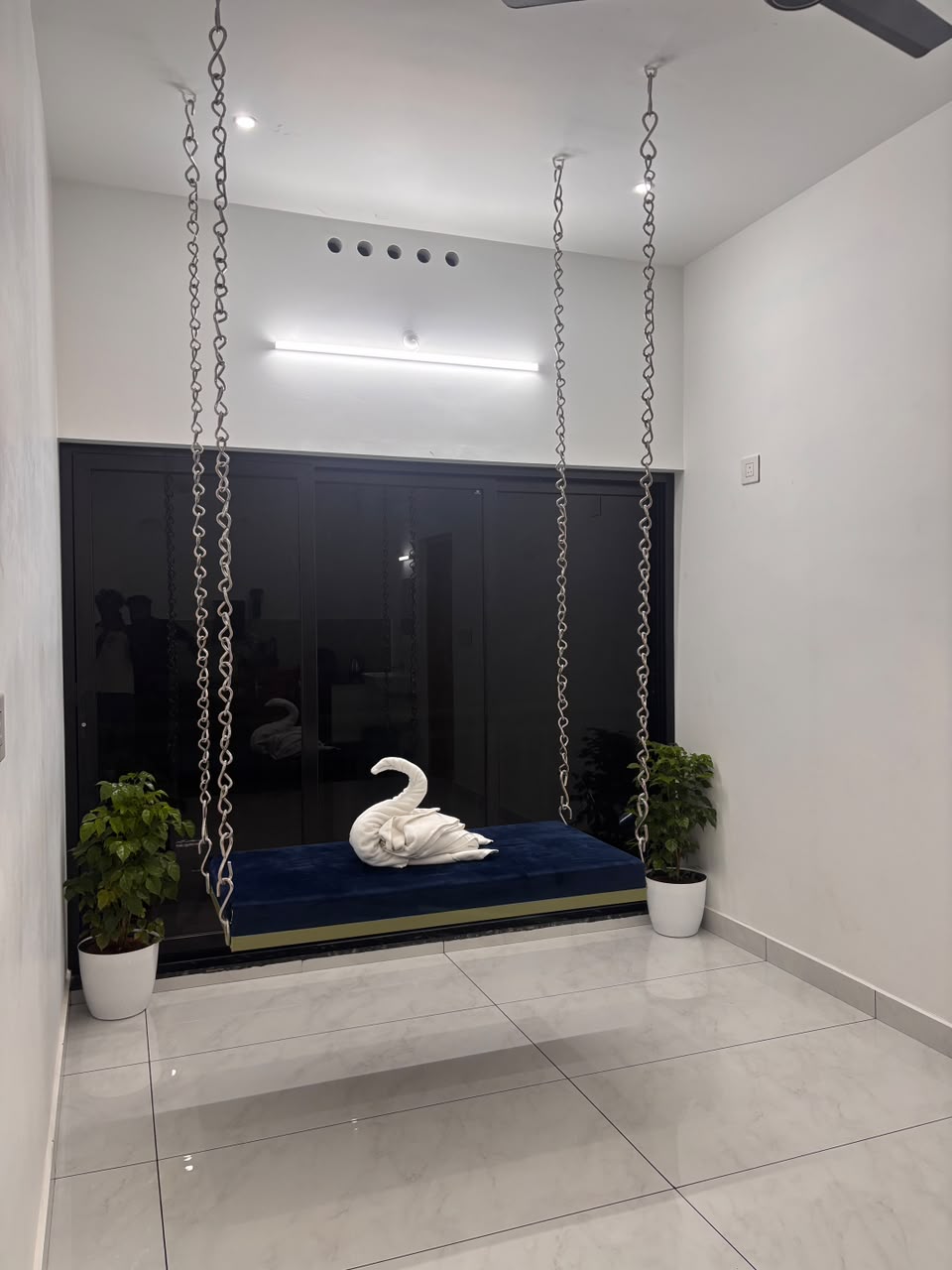 Diamond Suite Signature Swing